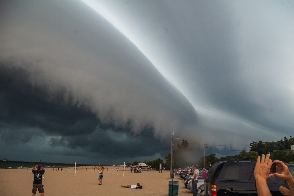 Shelf Cloud comes ashore in Grand Haven, MI on Lake Michigan July 18, 2010