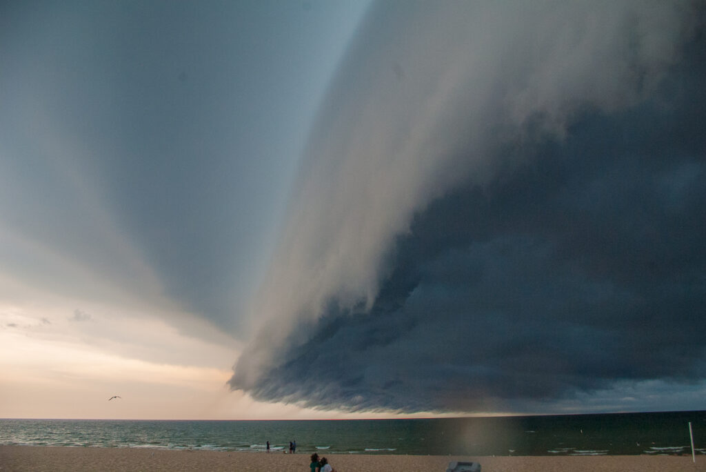 Shelf Cloud comes ashore in Grand Haven, MI on Lake Michigan July 18, 2010