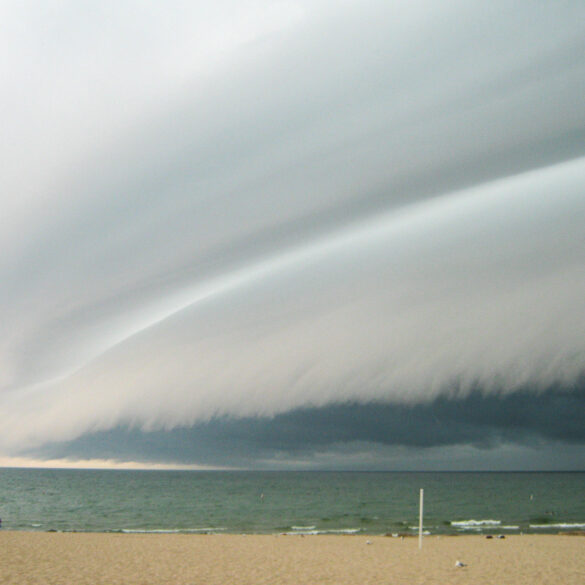 Shelf Cloud comes ashore in Grand Haven, MI on Lake Michigan July 18, 2010