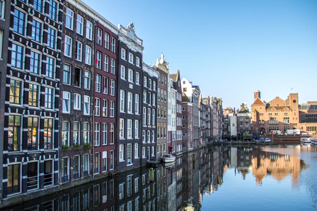 Iconic Damrak Canal in centraal Amsterdam.