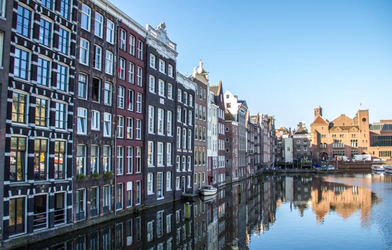 Iconic Damrak Canal in centraal Amsterdam.
