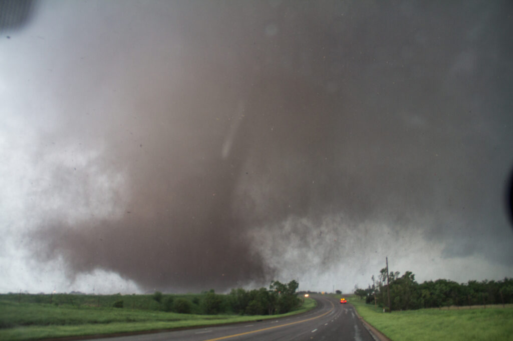 Moore Oklahoma EF5 tornado crossing Sooner Road