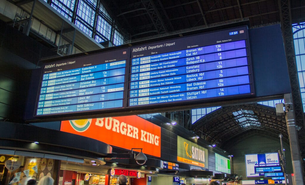 Arrivals/Departures board┬аat Hamburg Hauptbahnhof