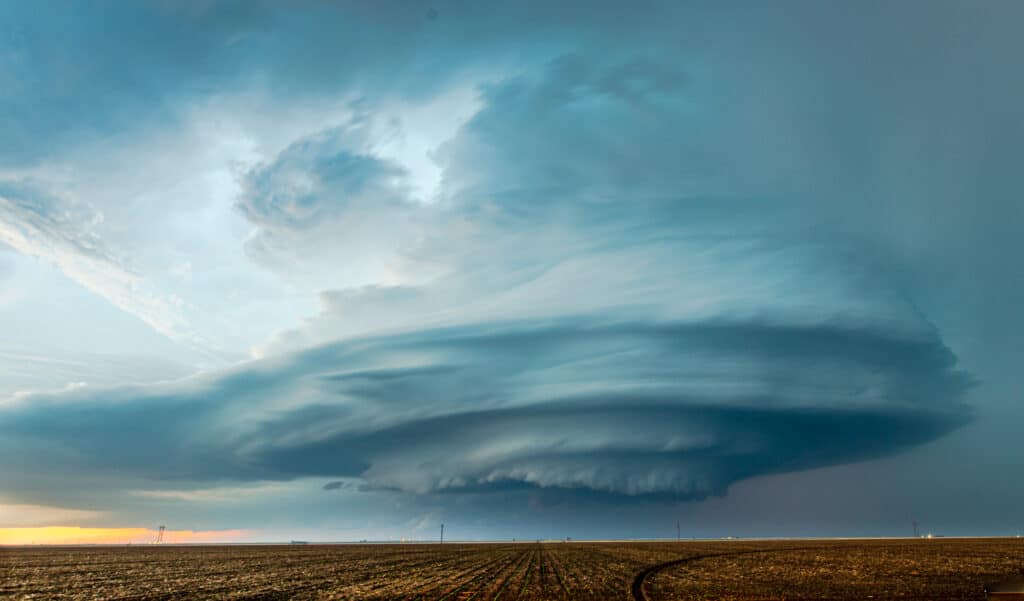 Beautiful spaceship shaped storm in Kansas