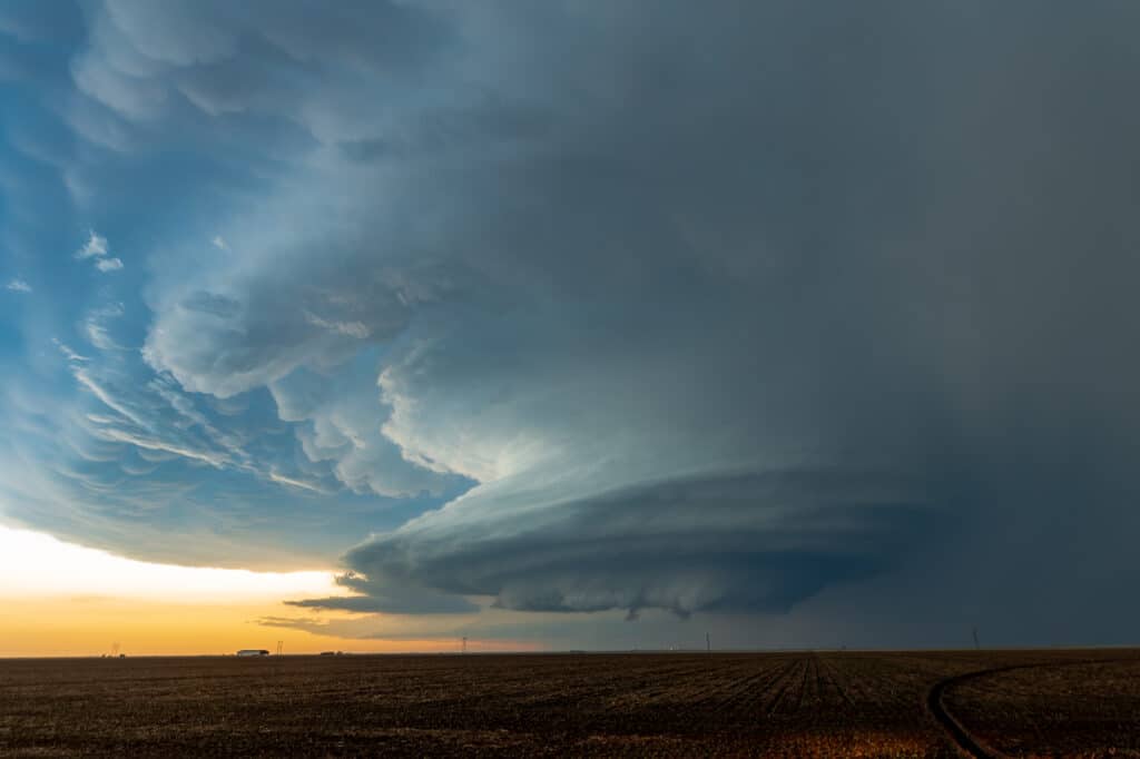 Beautiful LP Supercell in Southwest Kansas complete with mammatus under the anvil.