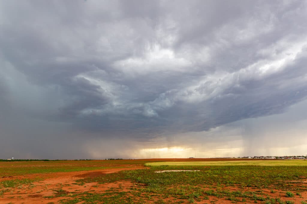 Kind of garbage storms near Childress before tapping into better moisture