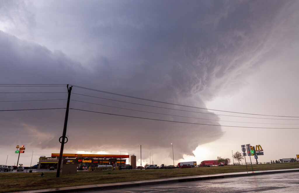 Supercell storm tracking through Oklahoma City metro over the loves at I-40 and Chochtaw Road