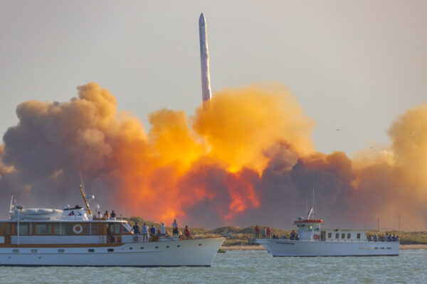 Lift off of SpaceX Starship 6